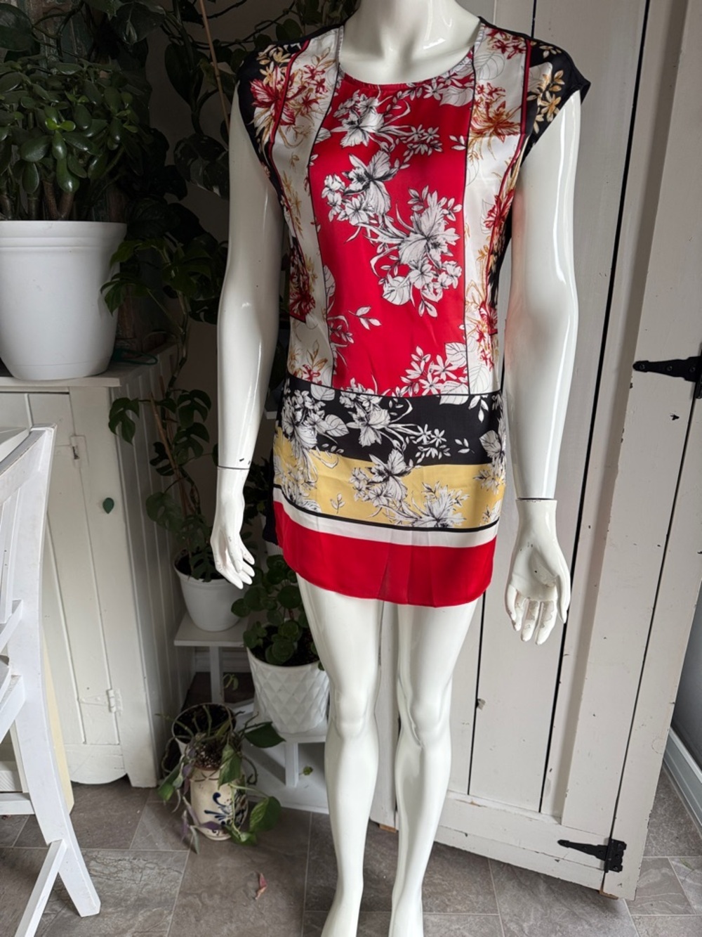 Suzy Shier Red Floral Patchwork Sleeveless mini dress rayon/spandex XS like new